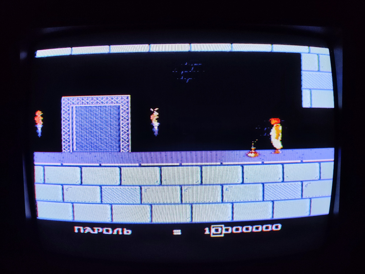 Фото сделаны мной. На фото игра "Принц Персии". Оригинал игры "Prince of Persia" был разработан геймдизайнером Джорданом Мекнером в 1989,.г. и выпущен Brøderbund Software для персонального компьютера Apple II. Позже портирована и на другие платформы. Фото демонстрирует начальную заставку игры, а так же общий визуальный фон игры. Подробнее об этом рассказано в статье. Все материалы принадлежат правообладателям и размещены исключительно в информационных целях. 