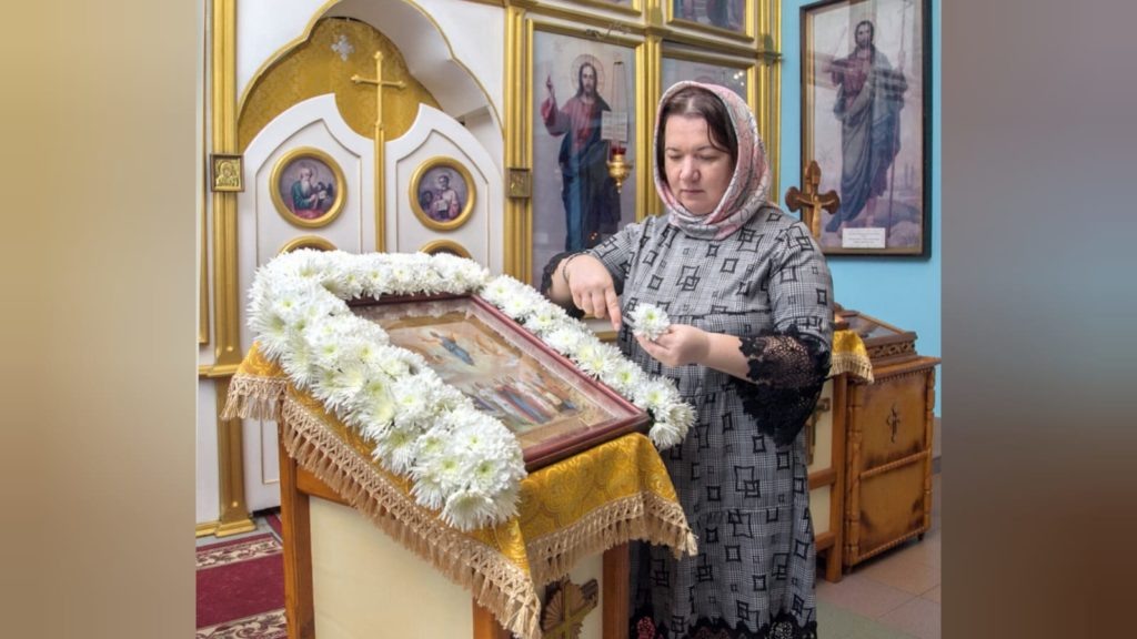    Храмовый флорист Елена Черненко. Фото Архипа Ларченко и из личного архива. Лариса Криволуцкая