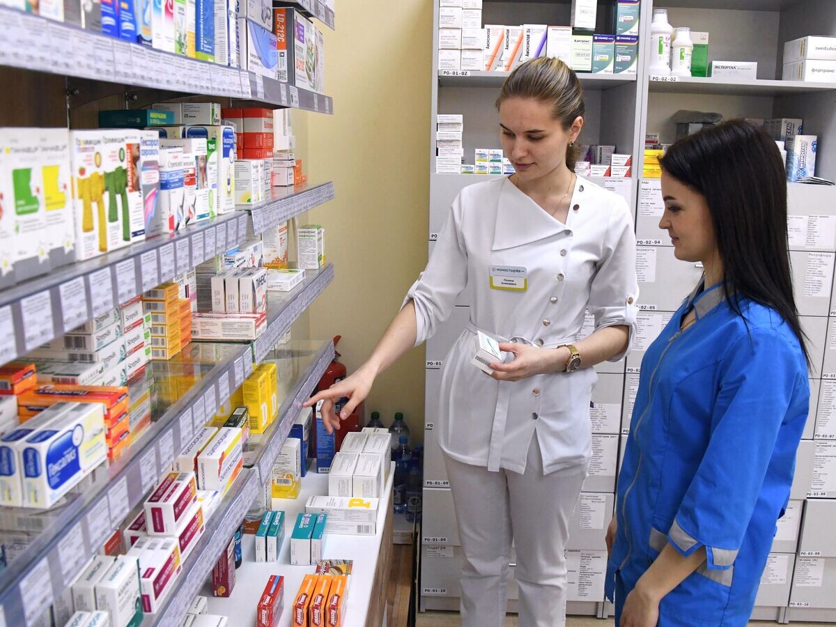    Фармацевты возле полок с лекарствами в аптеке© РИА Новости / Виталий Аньков