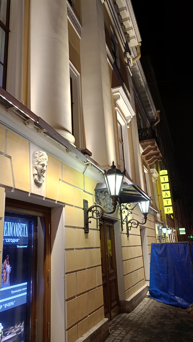 Здание невысокое, с красивыми колоннами, которые со второго этажа начинаются