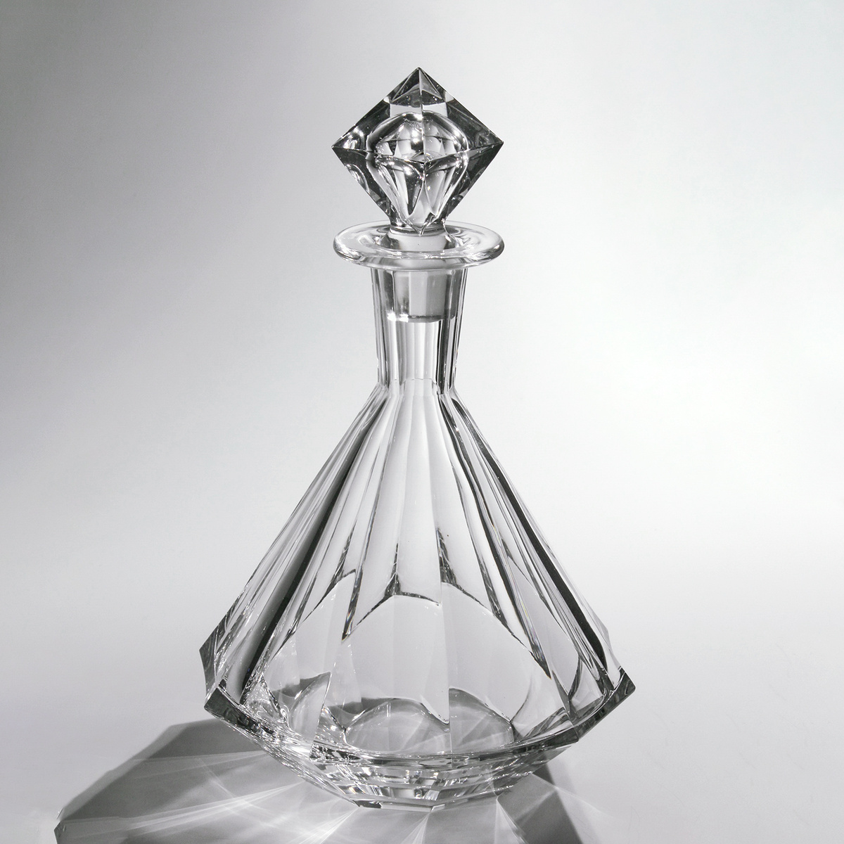 Графин из комплекта «Интеграл». 1980 год, Ленинградский завод художественного стекла. Автор Александра Петровна Лаврова (Бякова)