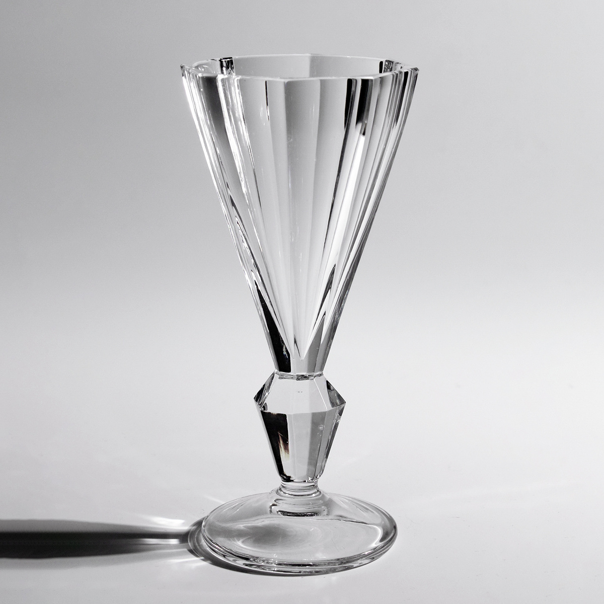 Фужер из комплекта «Интеграл». 1980 год, Ленинградский завод художественного стекла. Автор Александра Петровна Лаврова (Бякова)
