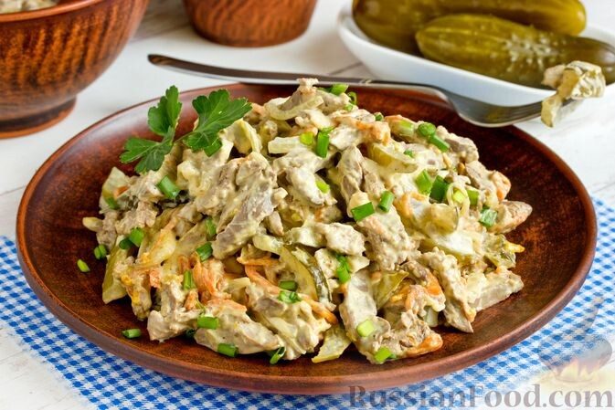 печень куриная, огурцы солёные, морковь, лук репчатый, яйца, майонез, чеснок, масло подсолнечное, зелень, соль, перец чёрный молотый