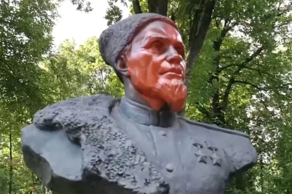    Оскверненный нацистами бюст Ковпака в Киеве.