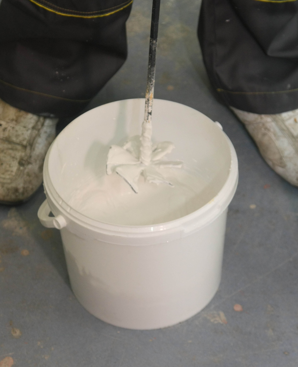 Перемешиваем готовую шпаклевку.