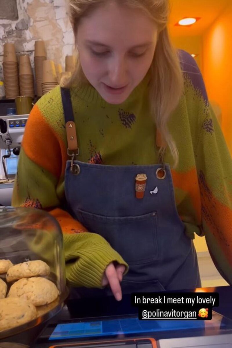    Полина Виторган за кассой в кафе Социальные сети