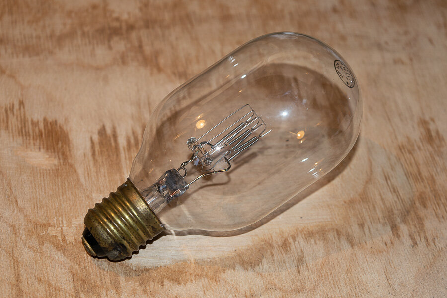 Лампа накаливания. Фото с сайта https://dzen.ru/a/XTnS4gSvHwCtLC08. Взято с Яндекс.Картинки