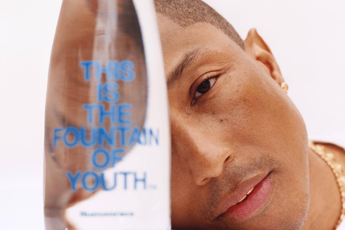 Evian и Фарелл Уильямс выпустили лимитированную серию бутылок воды «Источник молодости»