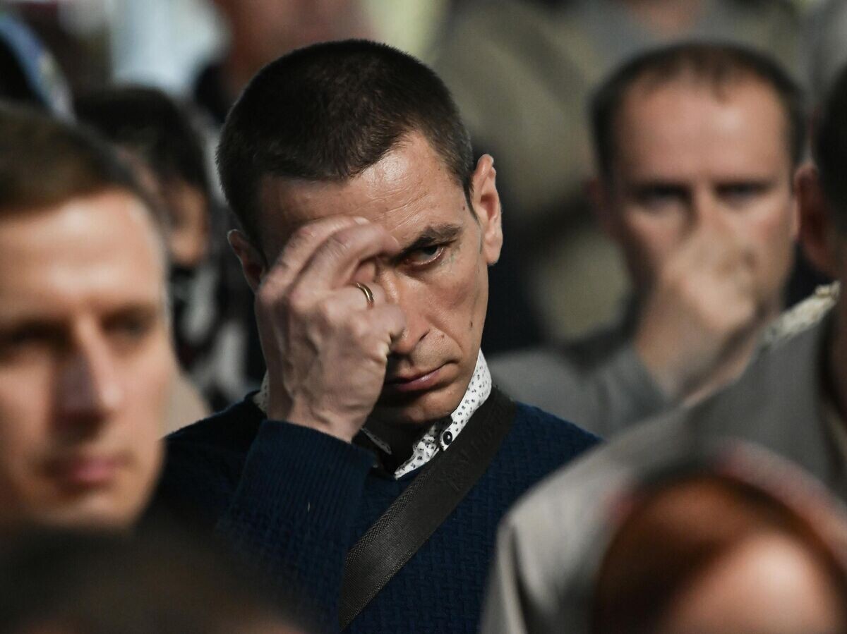    Верующие во время пасхальной службы в храме Трёх Святителей в Симферополе© РИА Новости / Константин Михальчевский