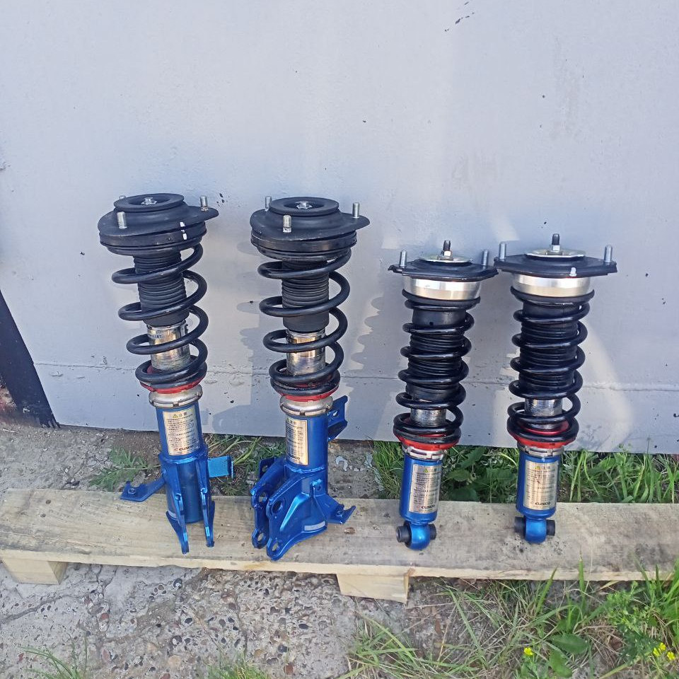 Опорники, как на родных амортизаторах. Это всё, что я здесь увидел.