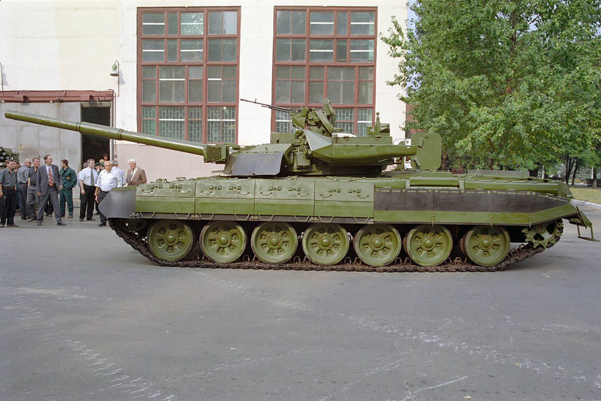 БМТ-72. Обратите внимание на бортовые экраны от Т-80У/УД и резинотканевые экраны на башне, предназначенные для защиты от пыли.