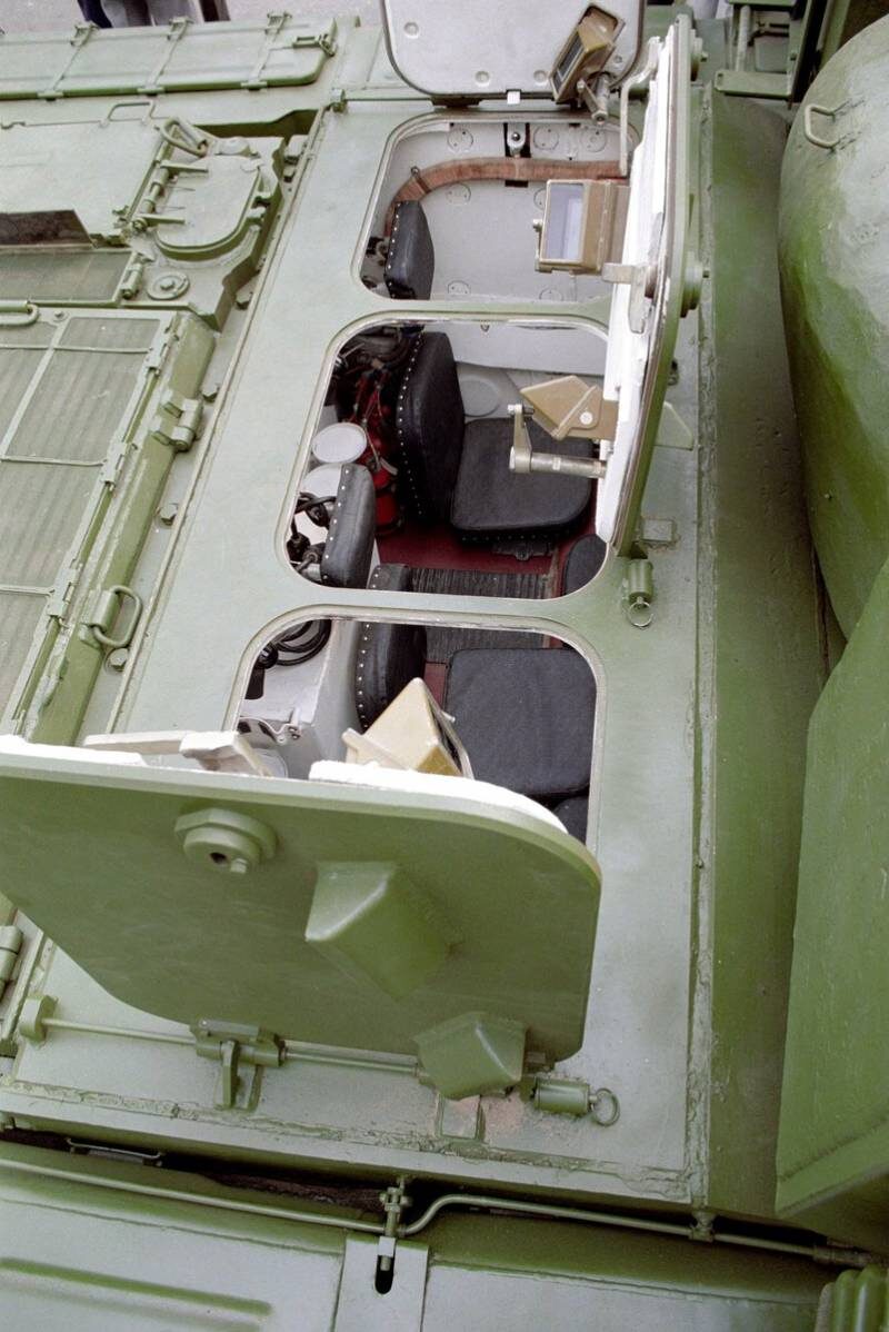 Обратите внимание: десант сидит очень плотно, в шахматном порядке. Трое по ходу движения, двое против хода