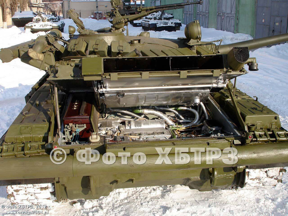 Вид на двигатель через открытый капот МТО