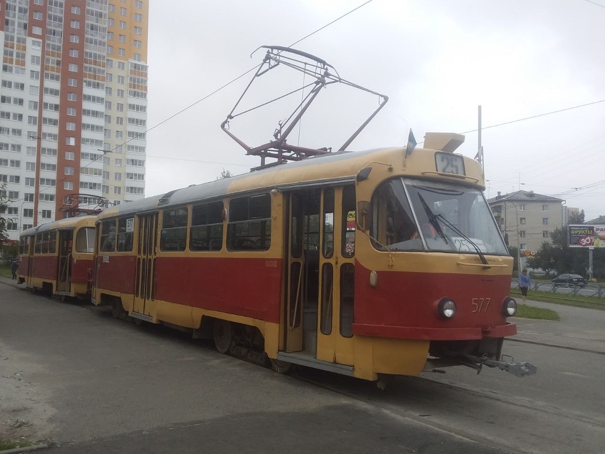 Трамвайная "сплотка" из 2 вагонов Татра Т3 стоит на ближайшей к моему многолетнему екатеринбургскому адресу конечной остановке "Улица Фрезеровщиков" на Эльмаше. И маршрут номер сменил, и конечная изменила конфигурацию (фото 2017 года)…