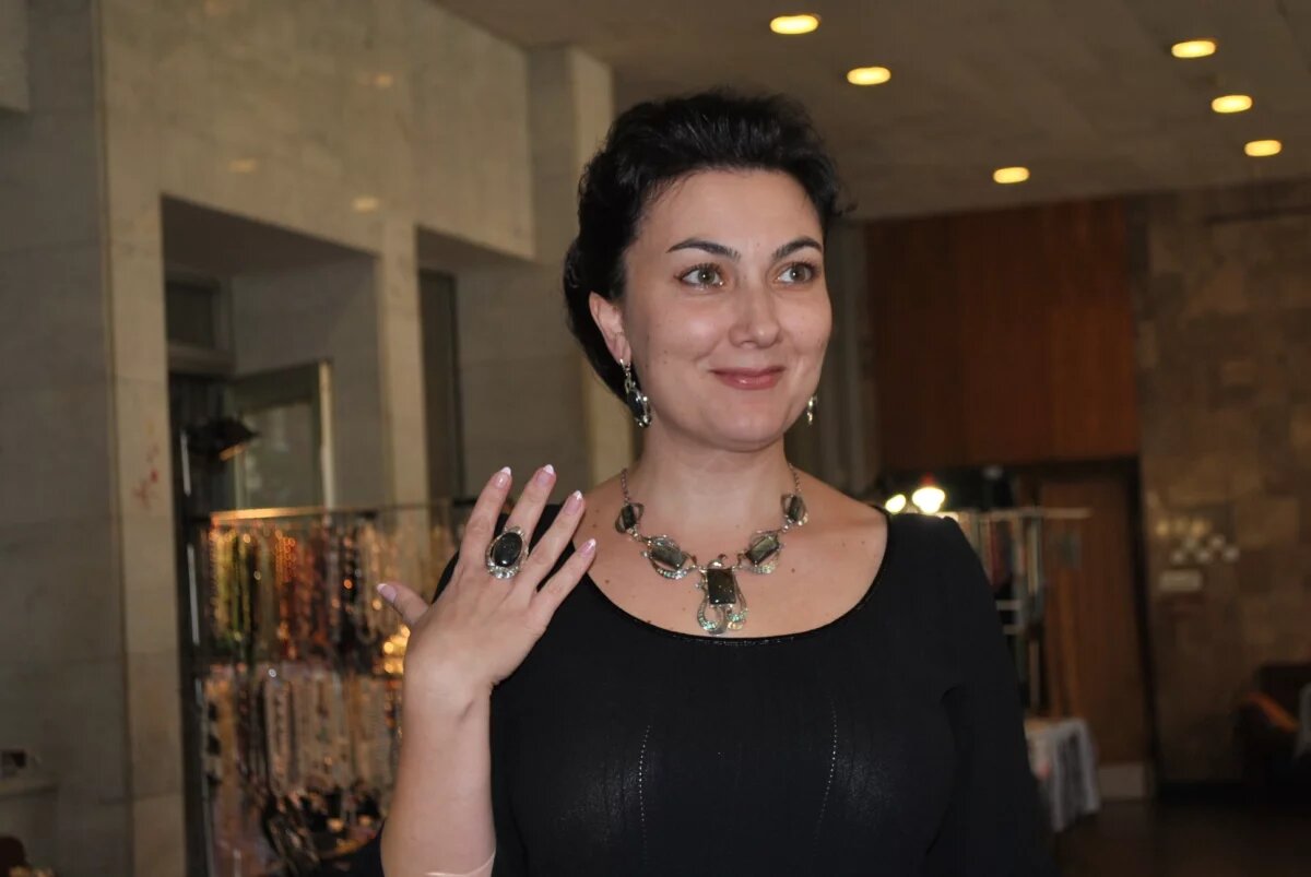    Арина Новосельская всегда выделялась яркими нарядами и броскими украшениями.