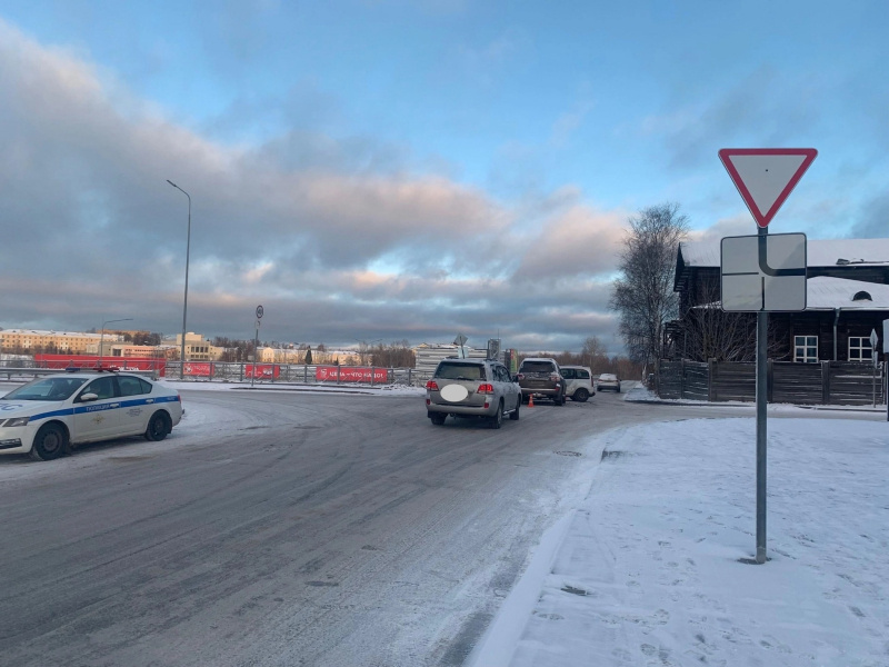    Внедорожник смял водительскую дверь автомобиля в ПетрозаводскеГАИ Петрозаводска