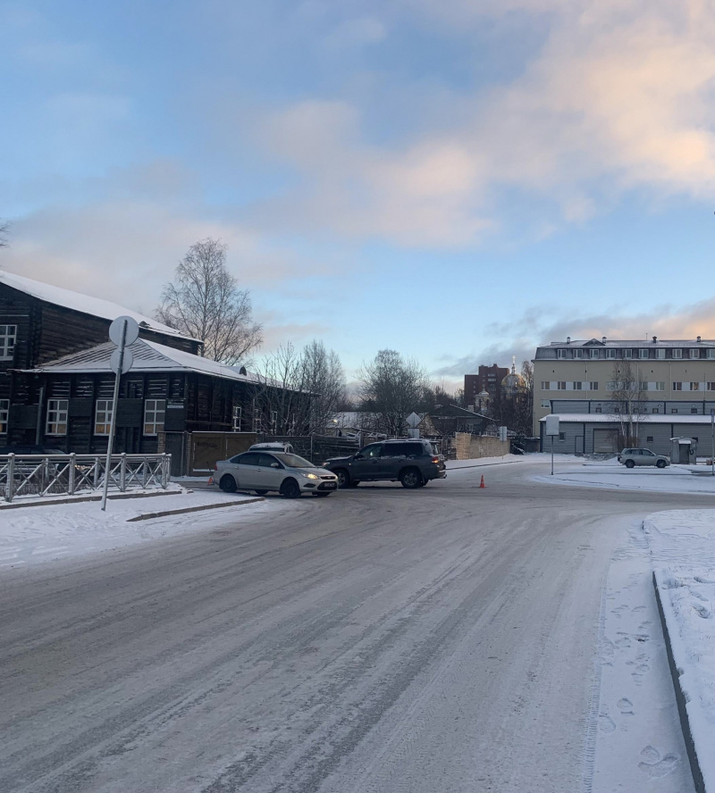    Внедорожник смял водительскую дверь автомобиля в ПетрозаводскеГАИ Петрозаводска