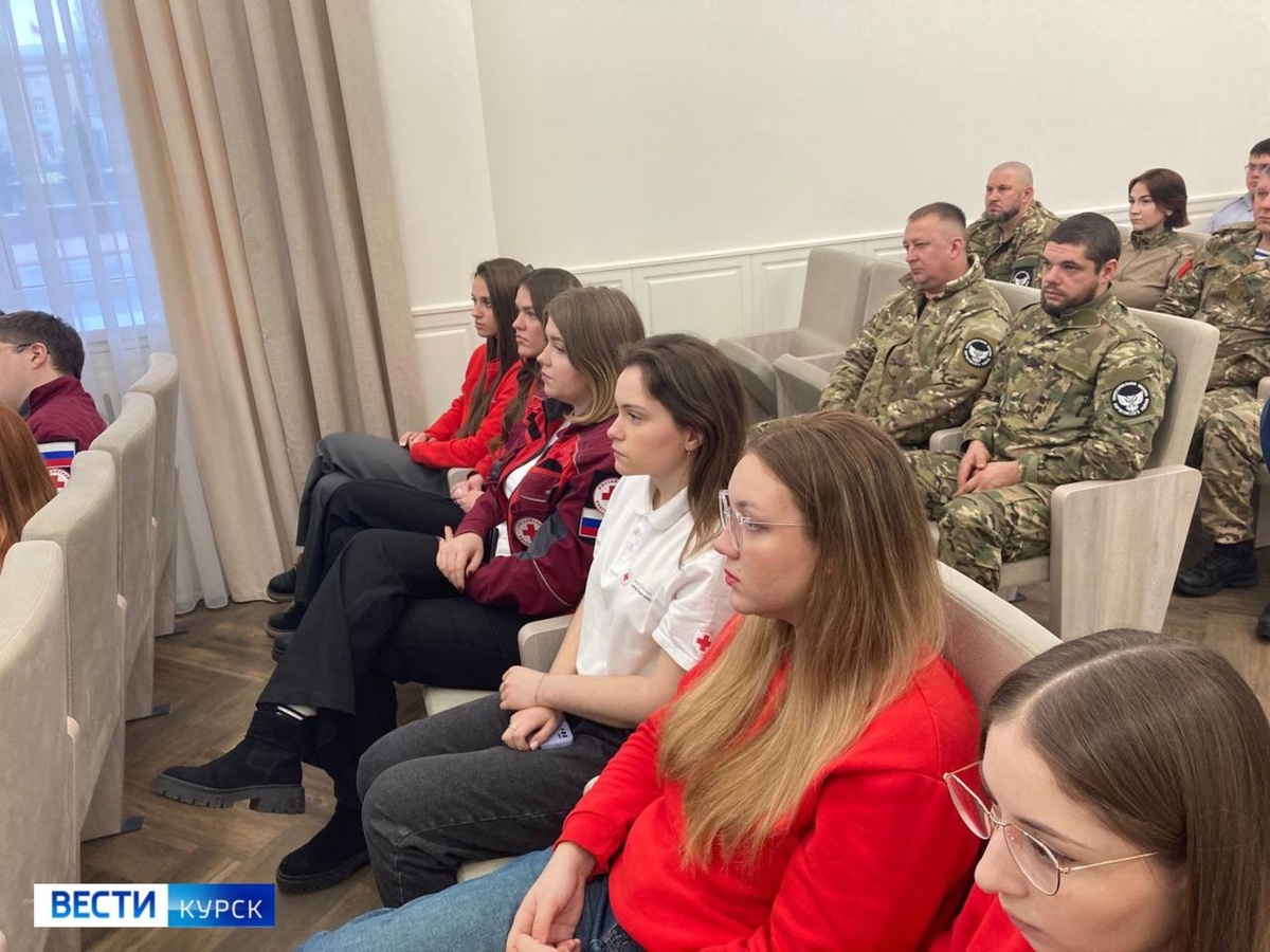    Замгубернатора Курской области вручил награды волонтерам, помогающим переселенцам из приграничья