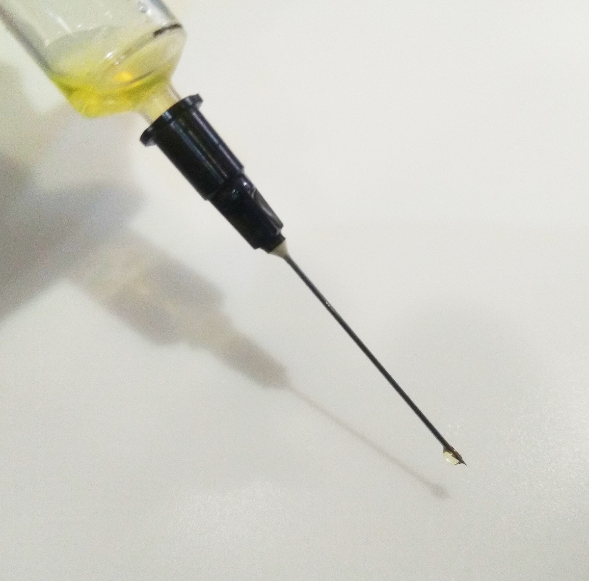 Моторное масло 0w20 при t24°С - активное движение самотеком через канал сечением около 0,15 мм².  Фото редакции.