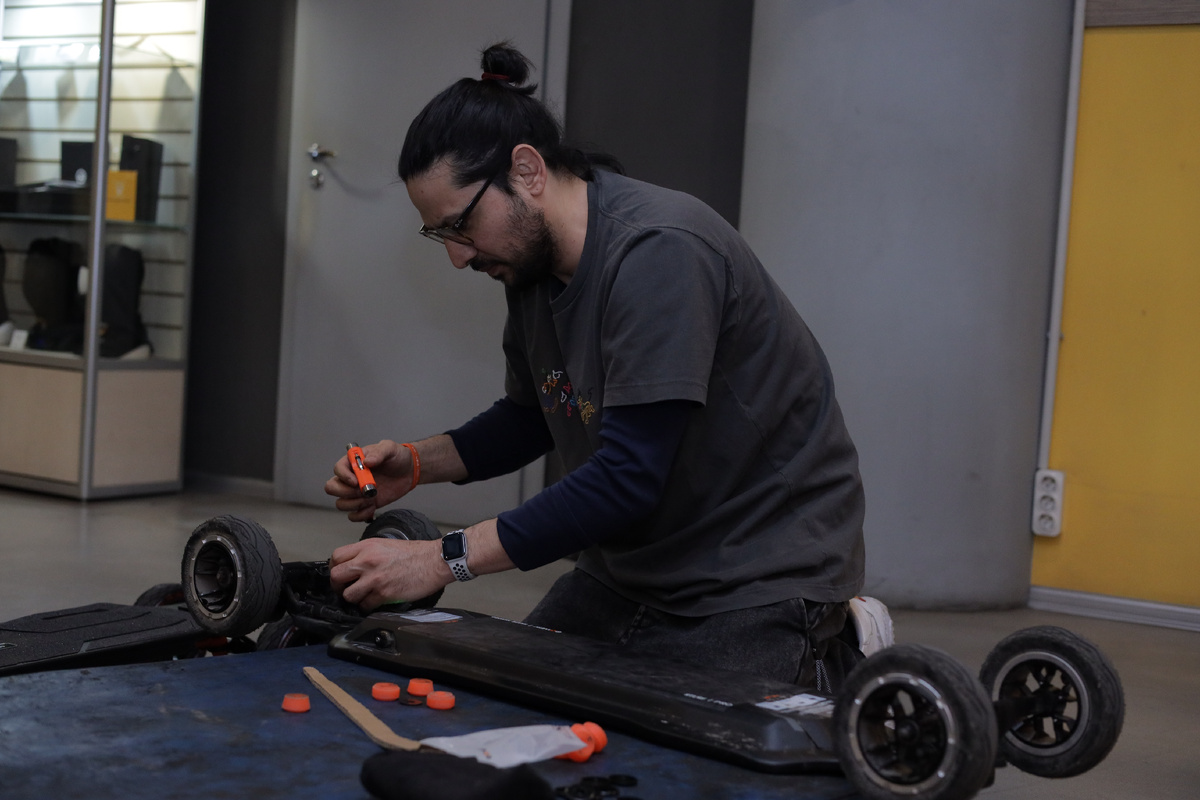 Я проверяю крепление колес перед первыми в России соревнованиями по электроскейтбордингу