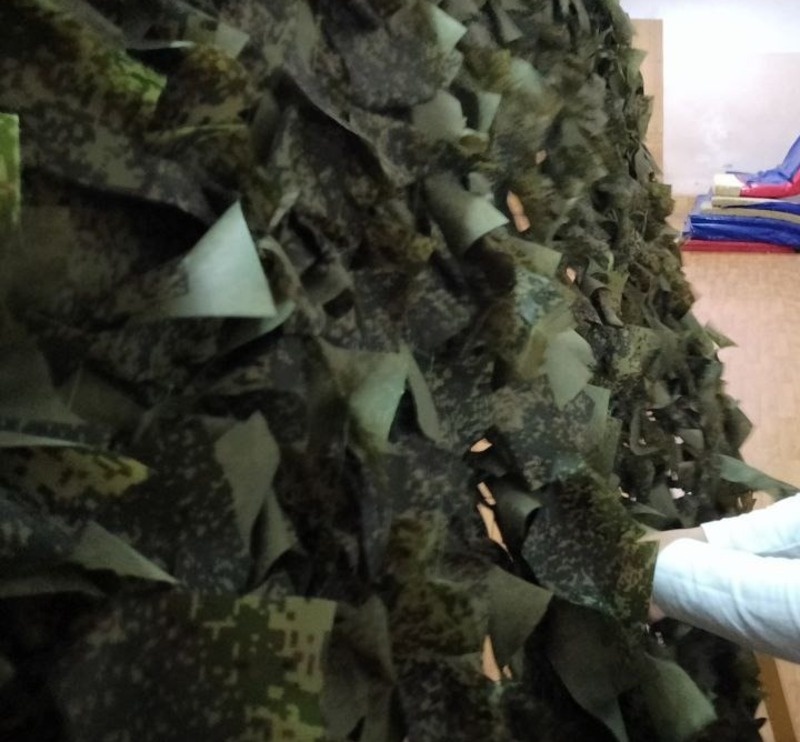    Гимназисты постарше плетут маскировочные сети для бойцов СВО Фото: администрация Ессентуков