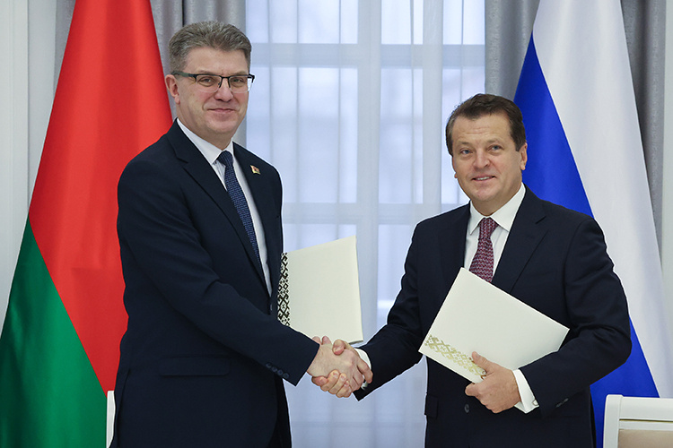    Сегодня Ильсур Метшин и председатель исполкома Минска Владимир Кухарев подписали соглашение об установлении побратимских отношений. Церемония прошла в местной Ратуше