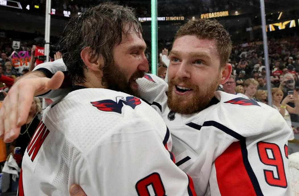 Евгений Кузнецов с Александром Овечкиным после победы "Вашингтона" в Кубке Стэнли-2018. Фото: НХЛ