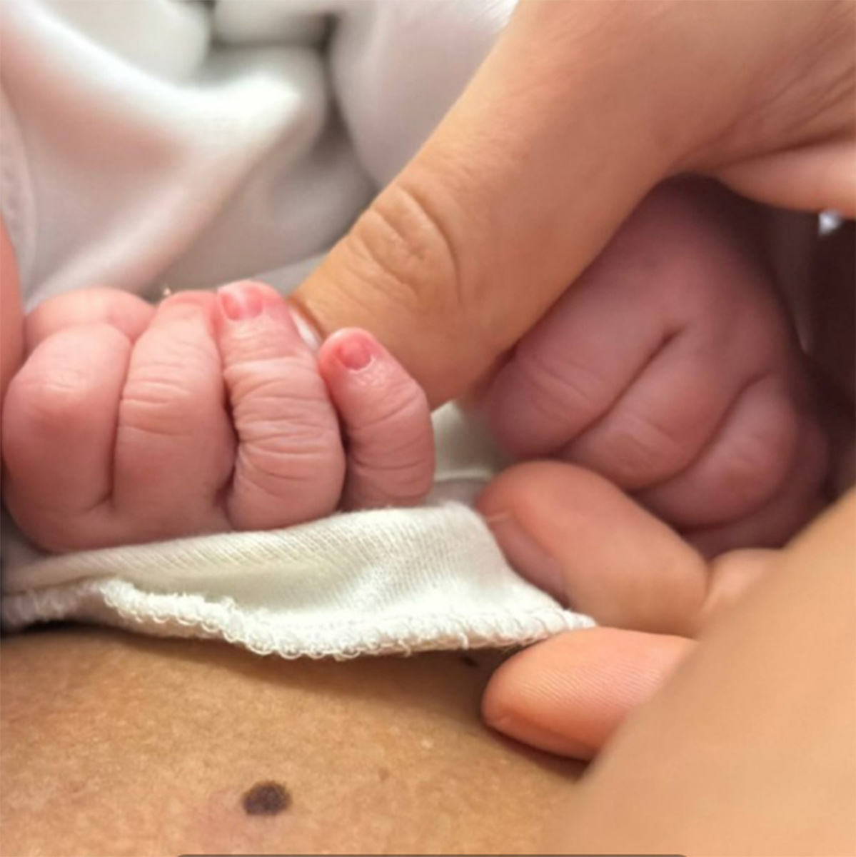 Первое фото новорожденного сына Леры Фрост. Фото: телеграм-канал Леры Фрост