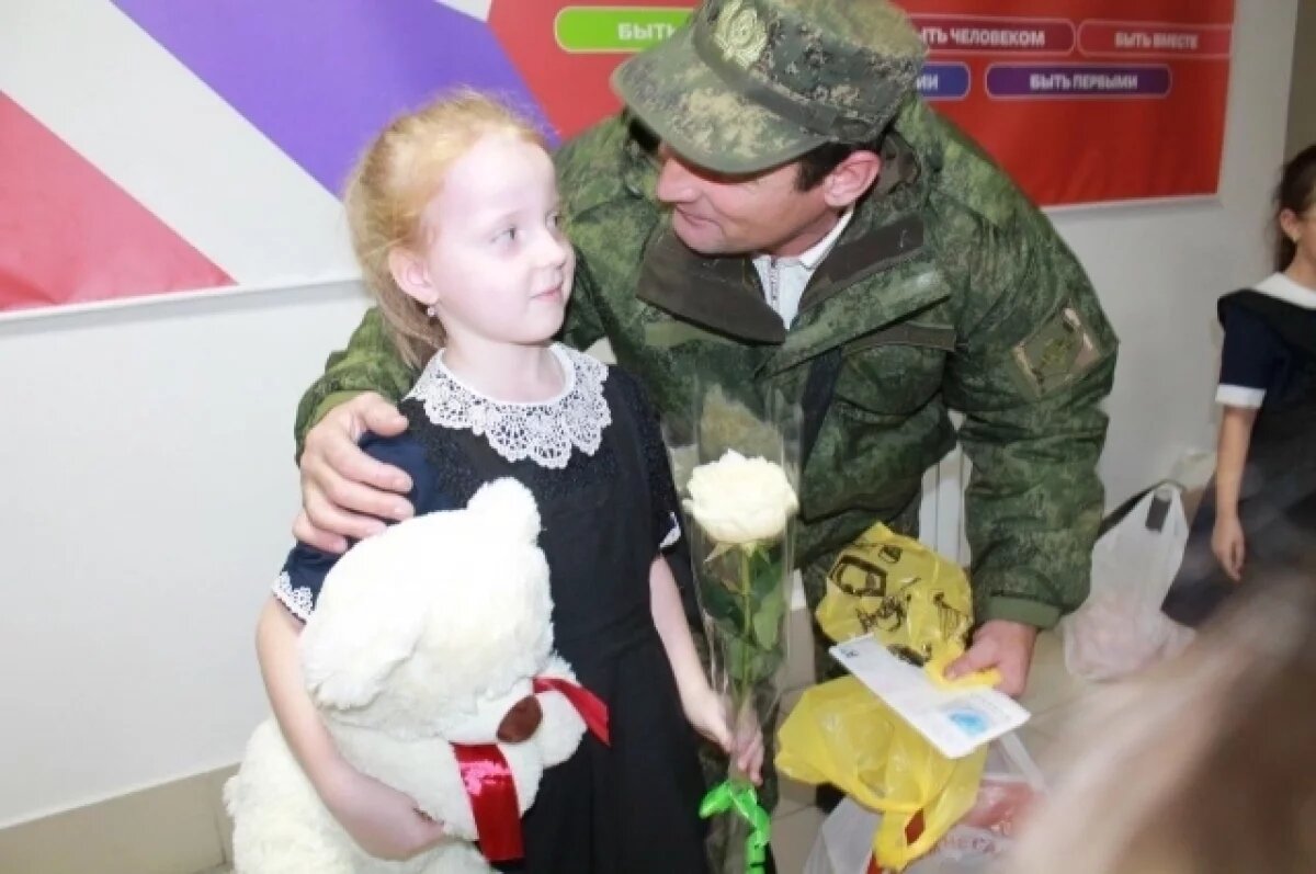    Боец СВО посетил школу в Сорочинске и поблагодарил ученицу за письмо