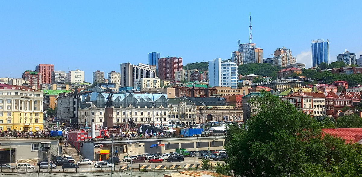 Вид на центральную площадь и сопки. 