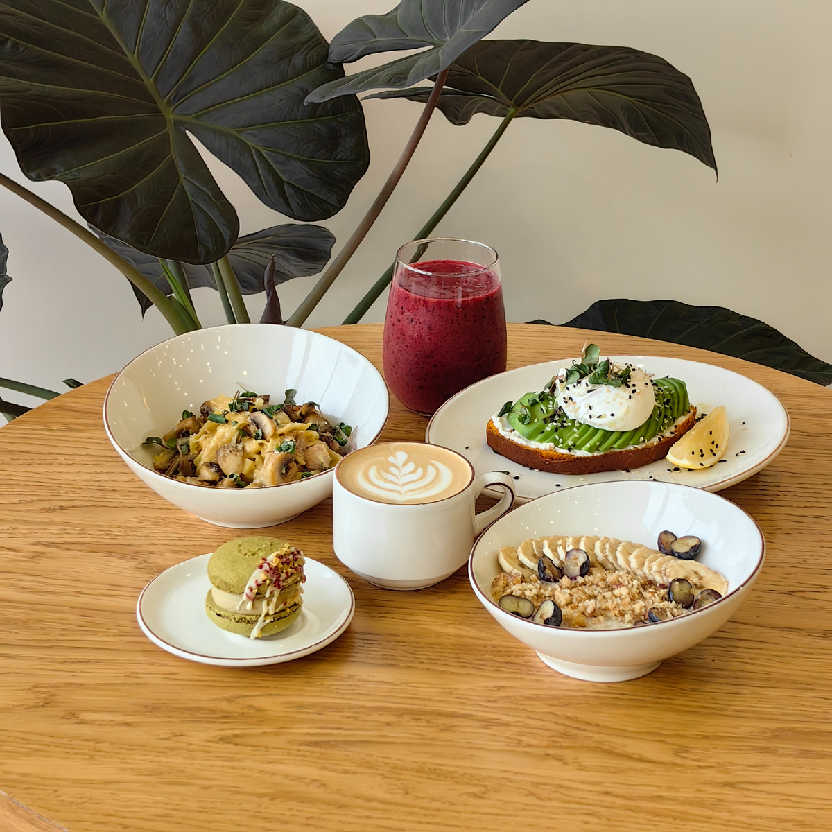 На фотографии: футучини с курицей в сливочном карри, авокадо-тост, овсяная каша, макарон фисташка-малина, смузи смородина mix, капучино.