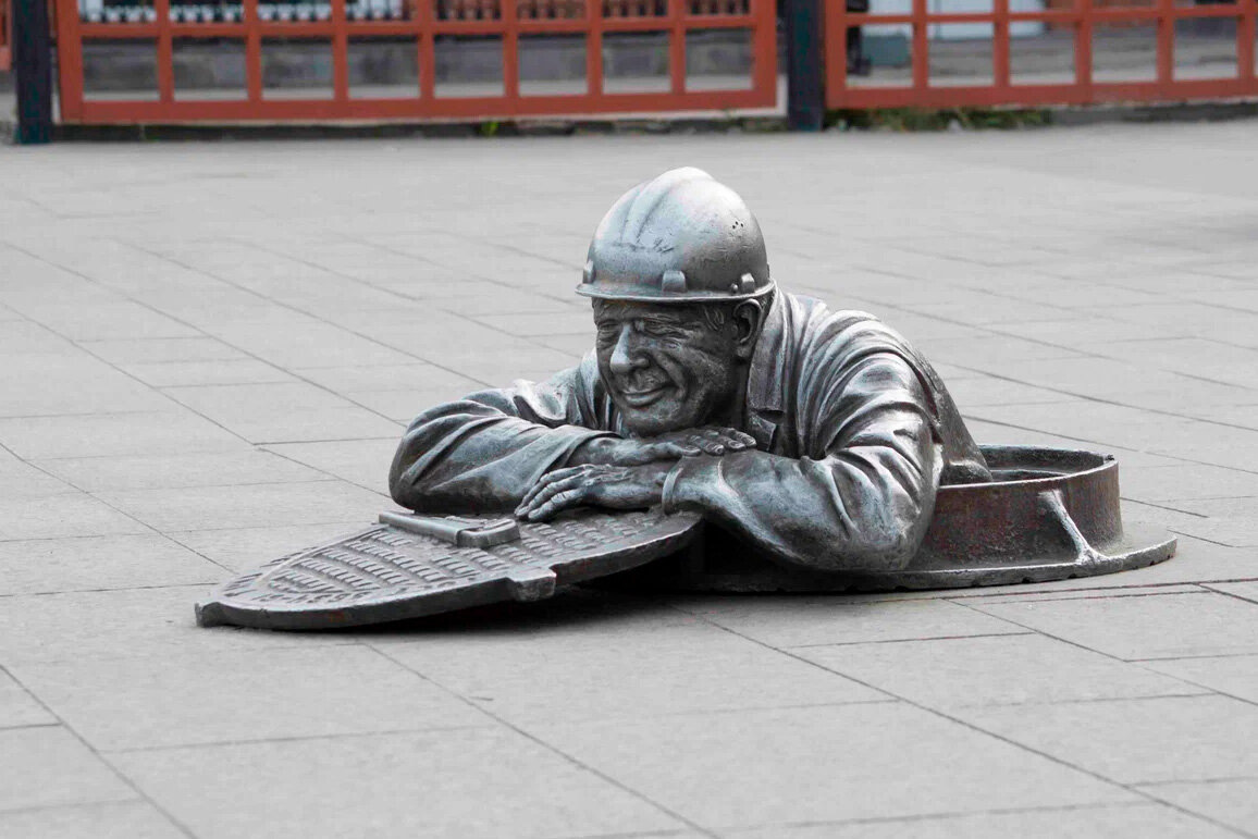 С омским памятником слесарю Степанычу связано несколько туристических традиций. Фото: Басир М. / Яндекс Карты