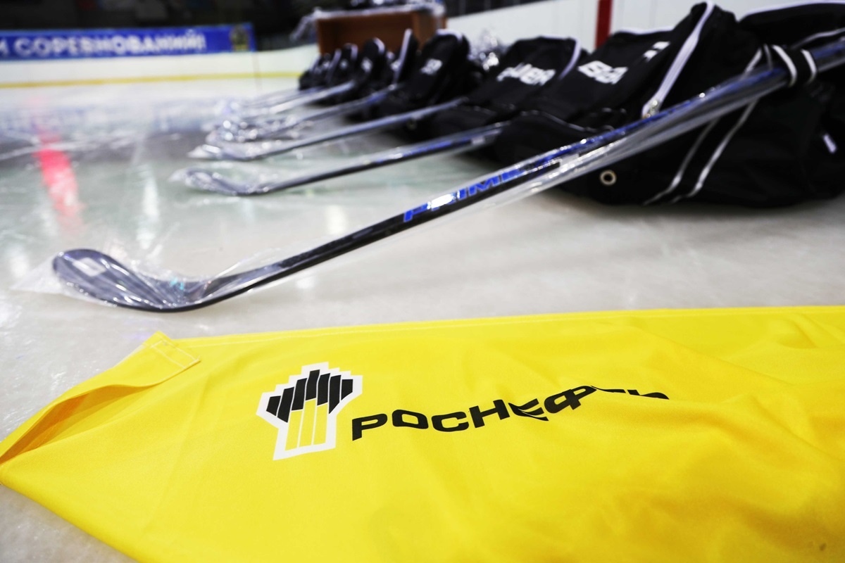    Югорские хоккеисты получили новую экипировку