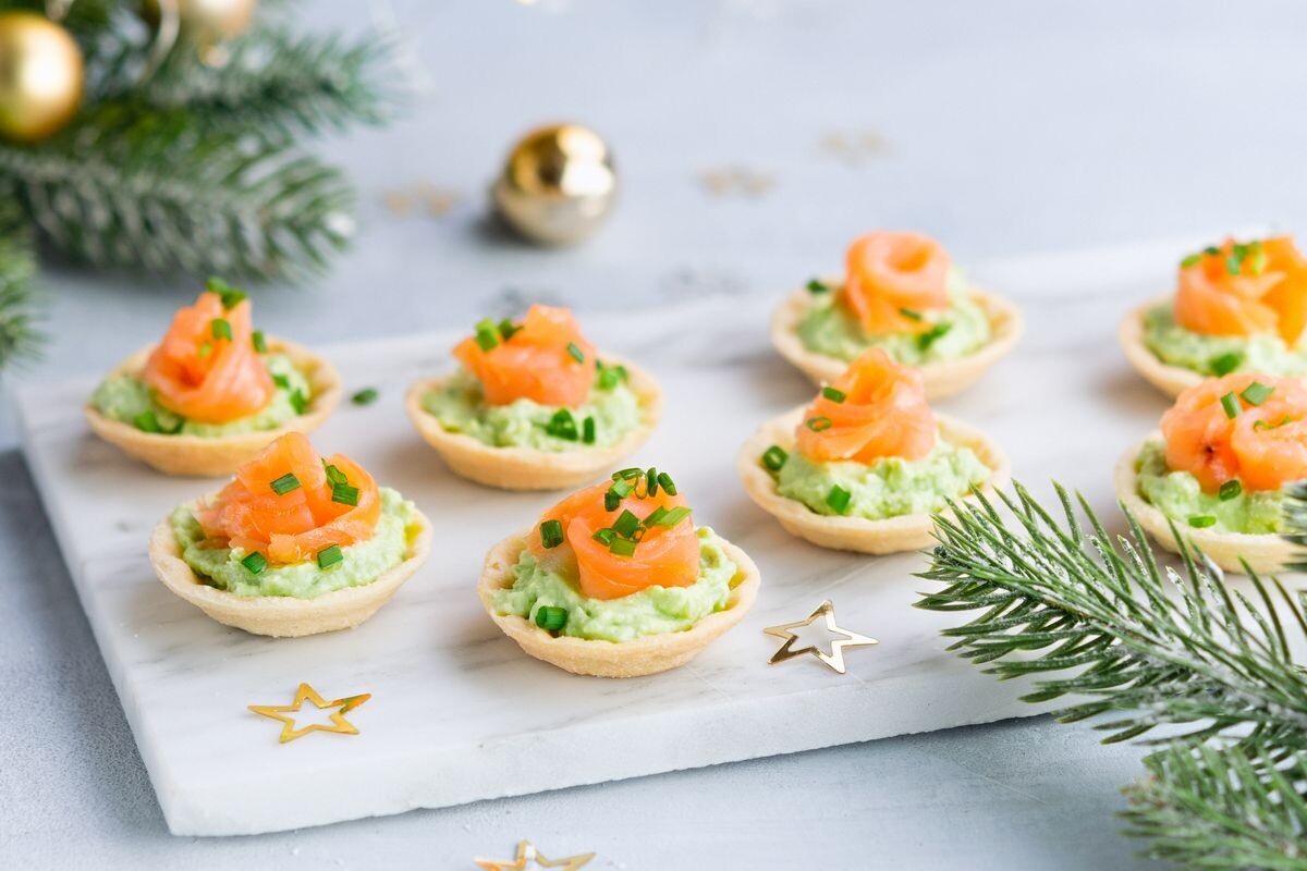 В тарталетках кроме закусок можно порционно подать салаты. Источник: Shutterstock📷
