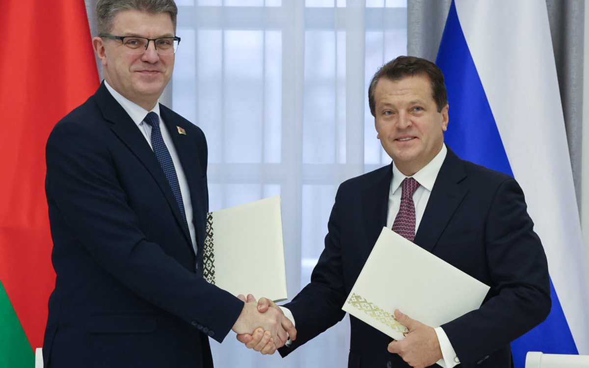 Ильсур Метшин с Владимиром Кухаревым подписали соглашение об установлении побратимских отношений и сотрудничества столиц Татарстана и Белоруссии. Фото: исполком Минска