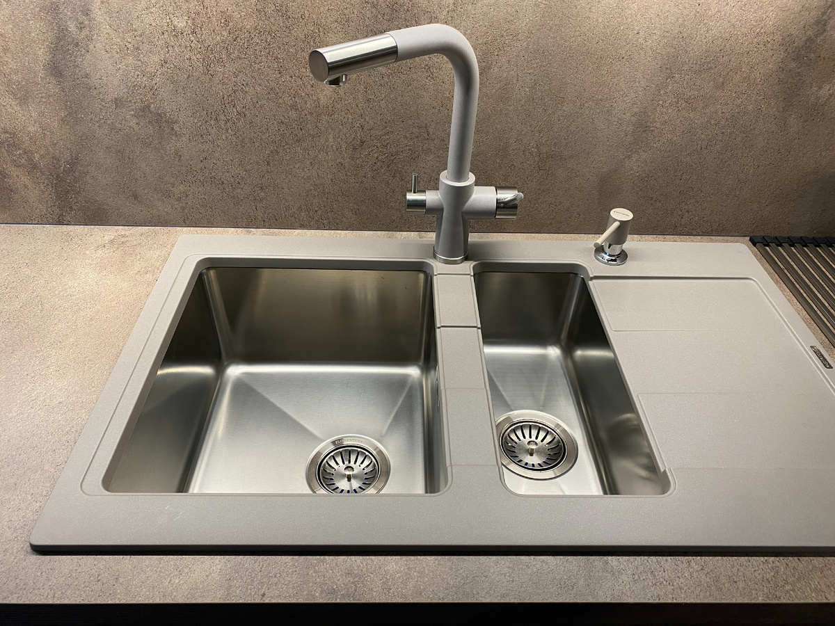 Мойка с дополнительной чашей из нашего проекта. 