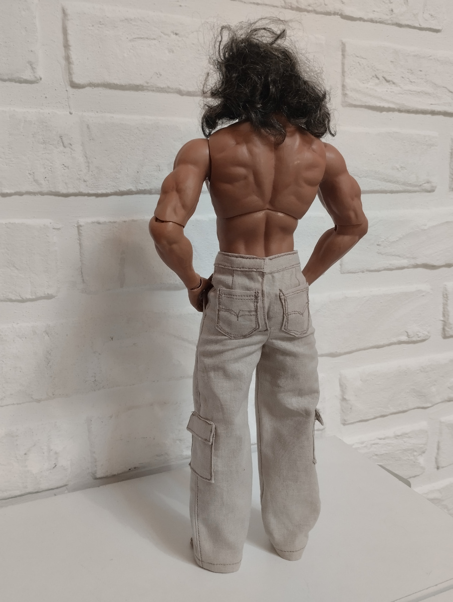 Застёжка сзади, на кнопку 