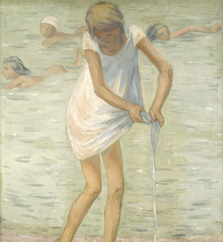 Выжимает платье