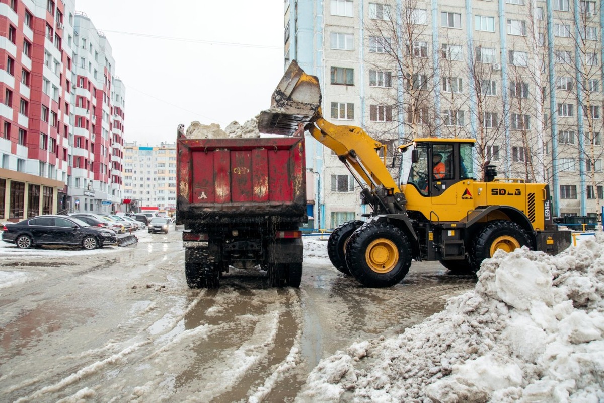    Губернатор Югры призвал муниципалитеты взять на контроль качество уборки снега на придомовой территории