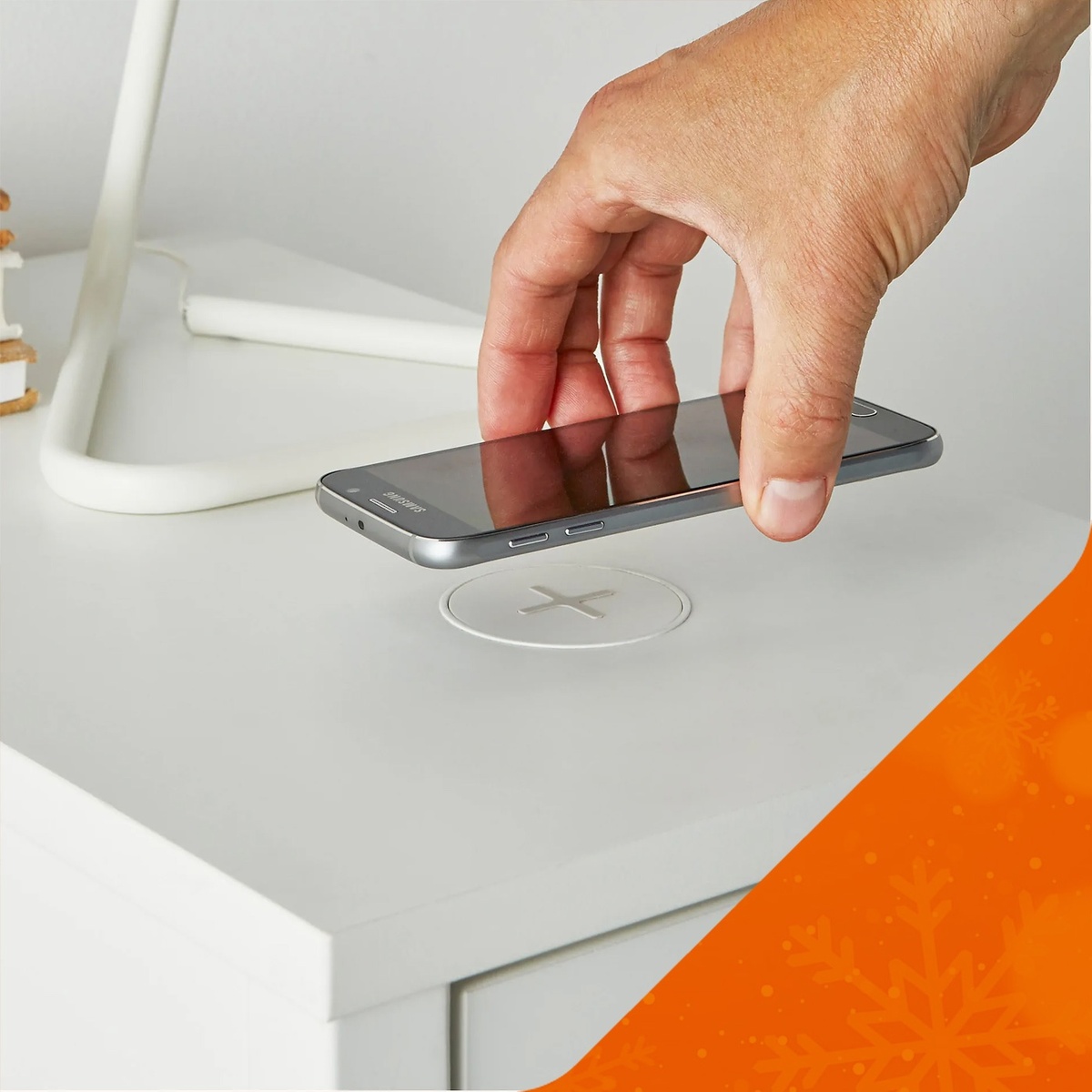 Встроенная беспроводная зарядка в мебель – это удобное и современное решение, позволяющее заряжать устройства без необходимости использования проводов. Такая мебель, будь то стол, тумба или даже диван, оснащается специальными модулями, которые автоматически начинают зарядку при размещении гаджета на поверхности, обеспечивая комфорт и минимализм в интерьере.