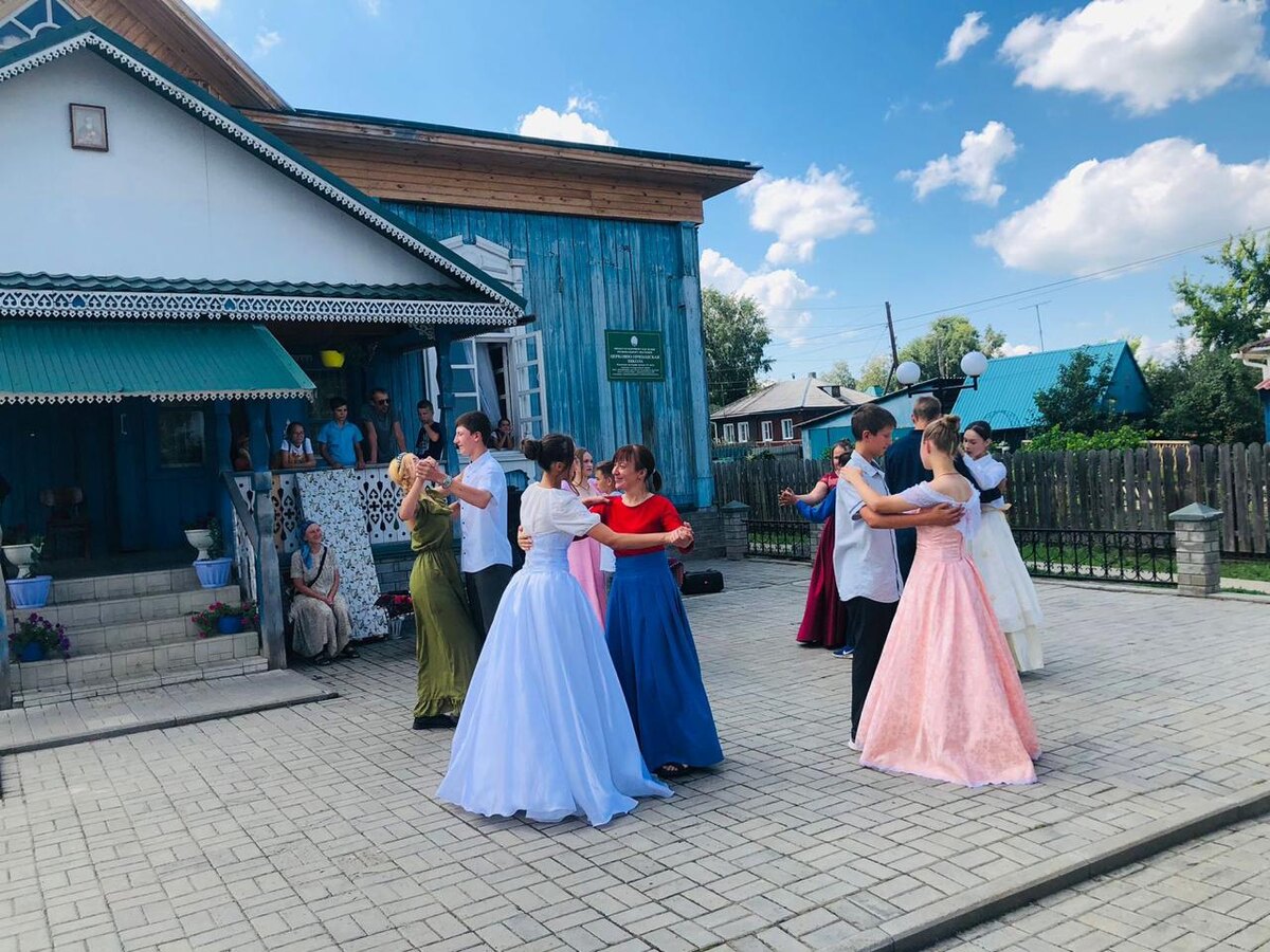 Танцевальные па с ребятами уже второй год разучивала преподаватель студии старинного танца "Северная сторона" Ксения Карпова, кстати, выпускница "Русского дома". Фото 2023 года.