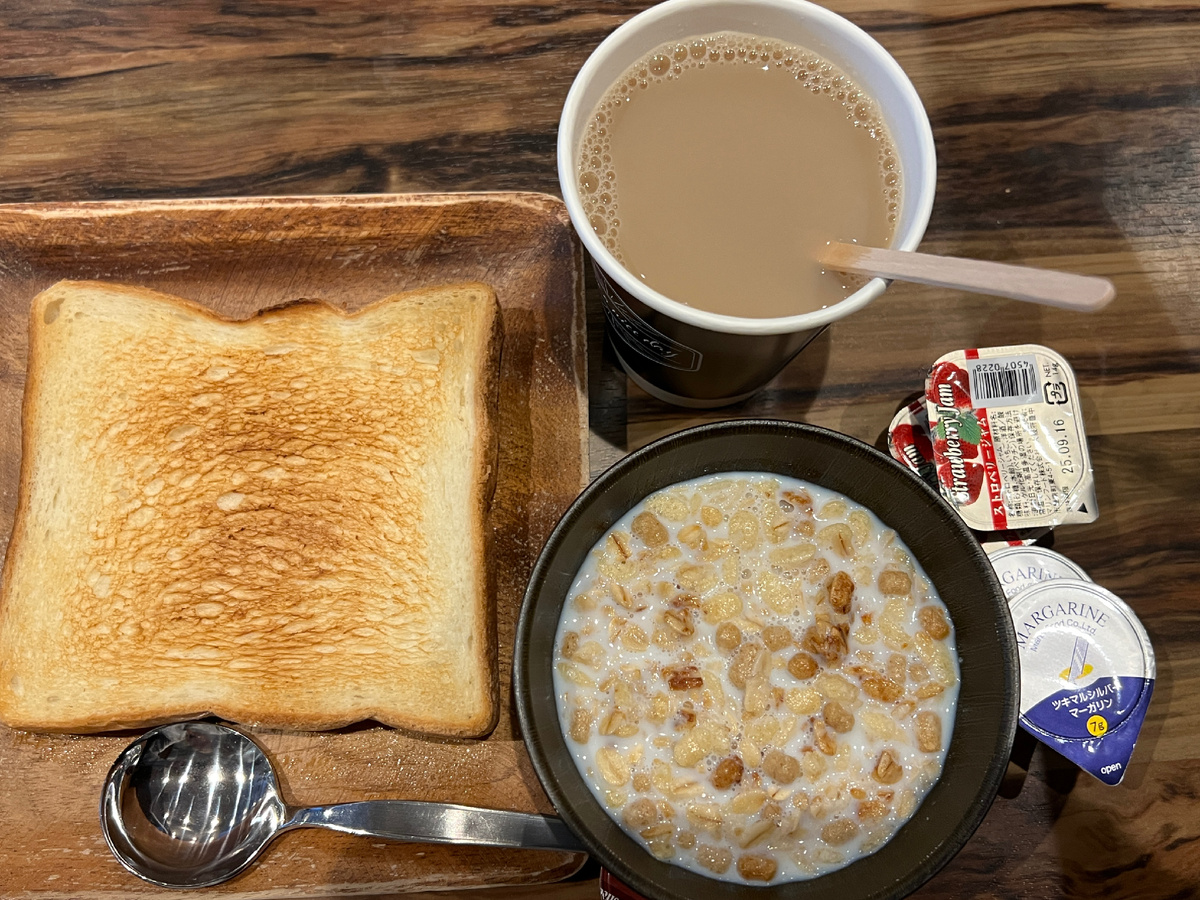 Завтрак в хостеле в Осаке. Фото автора 