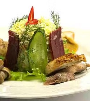 Примерно так мог выглядеть настоящий оливье 19 века (Фото: https://folkways.today/olivier-salad-russian/)