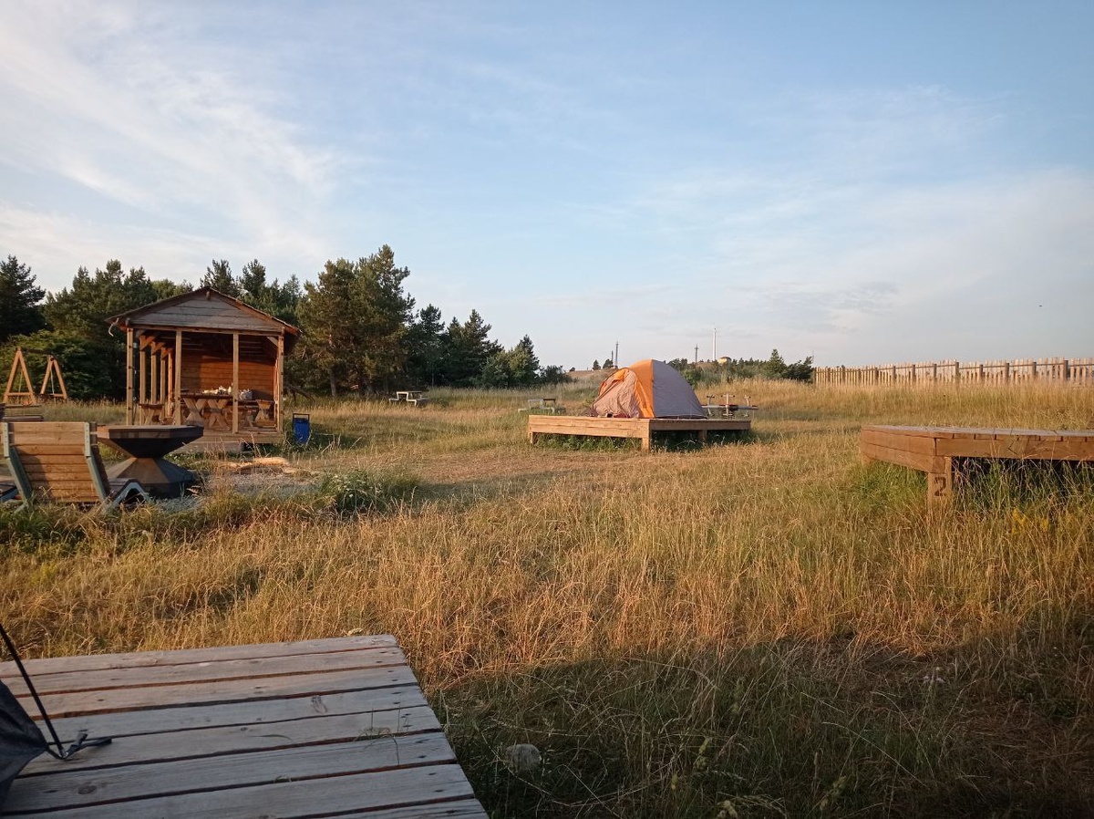 Настилы под палатки у кордона Ай-Петри. Рядом есть беседки и костровая чаша.
