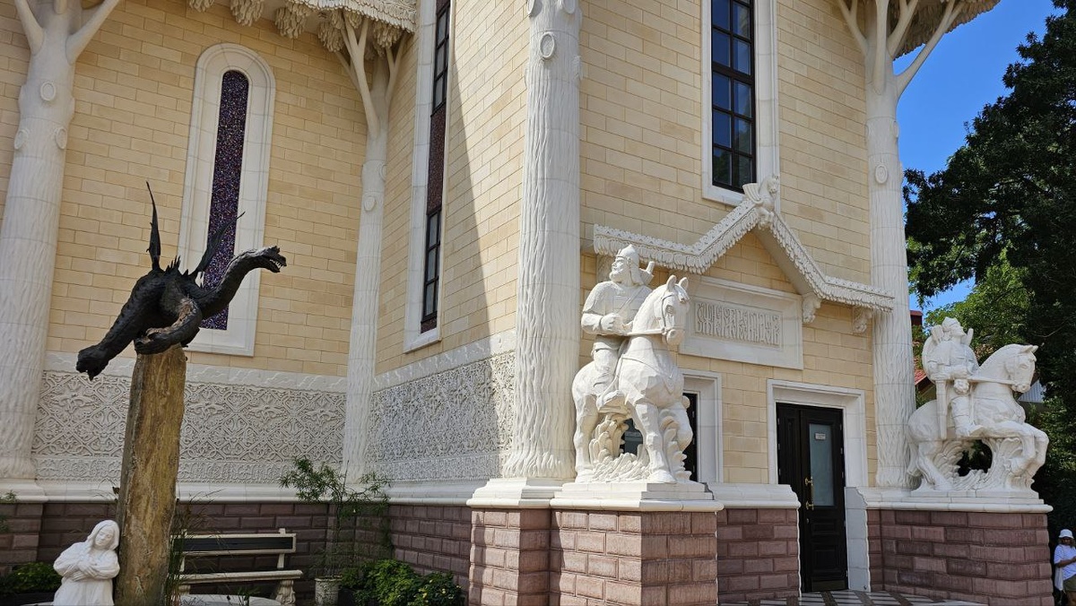 Старый парк. 3 богатыря и Змей Горыныч