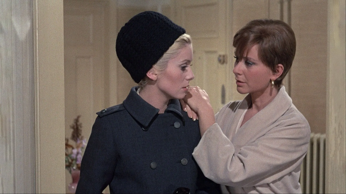 кадр из фильма "Дневная красавица" 1967 года, режиссёр Луис Бунюэль