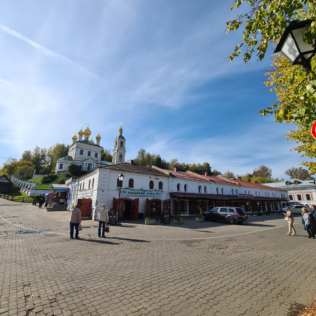 Здание бывших плёсских Мучных рядов 1840-х годов постройки, на углах которых располагаются закусочные "Рыбный угол №1" и "Рыбный угол №2"