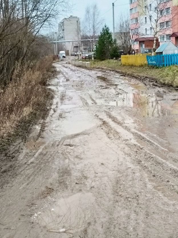    В Кирове на улице Красный Химик дорогу превратили в болото