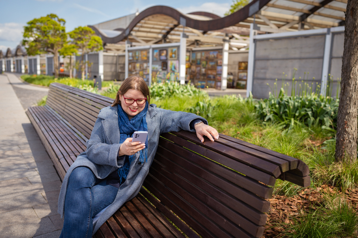 Всем привет! Меня зовут Елена Сокол и я логопед-практик. Я помогаю обычным мамам из нашей с вами жизни заниматься со своими детьми самостоятельно.