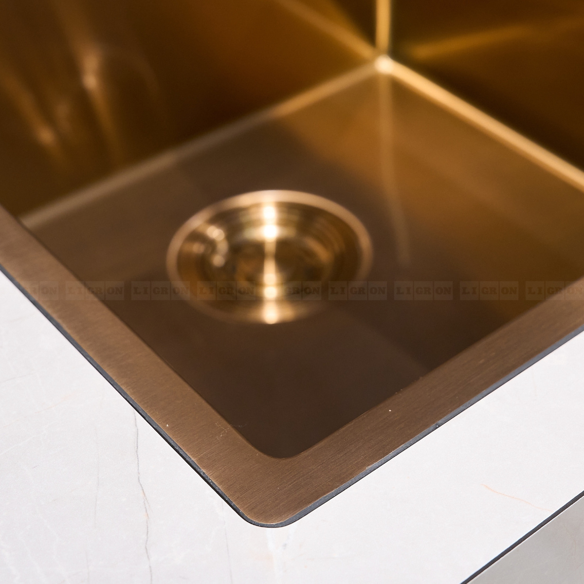 Мойка Лигронокс 400 врезана в один уровень со столешницей из Compact Solid